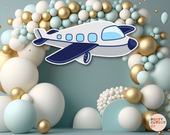 Könnte beinhalten: Ein weißes Flugzeug mit blauen Akzenten fliegt über einem Hintergrund aus blauen und weißen Ballons. Die Ballons sind in einer Halbkreisform angeordnet.