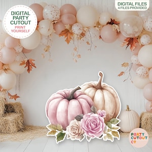 Peut inclure: Deux citrouilles aquarellées, une rose et une beige, avec un arrangement floral de roses et de feuilles. Les citrouilles sont devant un fond d'arche de ballons avec des feuilles d'automne et un mur blanc.