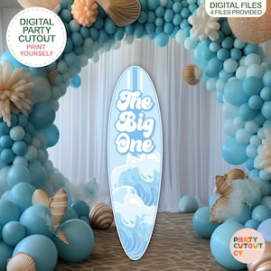 Peut inclure: Décoration de fête en forme de planche de surf bleu clair avec le texte "The Big One" et des graphiques de vagues. L'arche de ballons est dans les tons de bleu et beige, avec des décorations de coquillages et de fleurs. Le texte "Digital Party Cutout" et "Digital Files 4 Files Provided" est également présent.