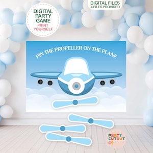 Puede incluir: Un juego de fiesta azul y blanco "Pin the Propeller on the Plane". El juego presenta un avión de dibujos animados y cuatro hélices de color azul claro. El texto incluye "Juego de fiesta digital" y "Imprime tú mismo".