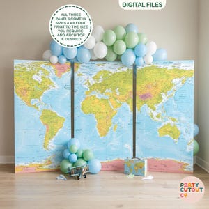 Może przedstawiać: Trzypanelowe tło z mapą świata, ozdobione łukiem z balonów w odcieniach niebieskiego, zielonego i białego. Mapa ma styl vintage z niebieskim oceanem i kolorowymi kontynentami. Tekst na zdjęciu mówi: "WSZYSTKIE TRZY PANELE SĄ DOSTĘPNE W ROZMIARACH 1,2 x 2,4 METRA."