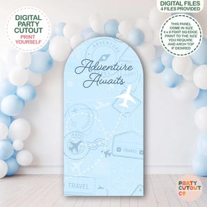 Puede incluir: Un recorte de fiesta azul claro con las palabras "Adventure Awaits" y gráficos temáticos de viajes. El recorte está rodeado por un arco de globos en blanco y azul claro. También se ve el texto "Digital Party Cutout".