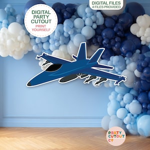 Könnte beinhalten: Ein blauer Jet-Ausschnitt ist der Mittelpunkt dieses Bildes, vor einem Hintergrund aus blauen und weißen Luftballons. Die Wörter "DIGITAL PARTY CUTOUT" und "PRINT YOURSELF" sind auf einem weißen Kreis zu sehen. Die Wörter "4 FILES PROVIDED" sind ebenfalls sichtbar.