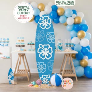 Op de afbeelding: Een blauwe surfplank uitsparing met witte hibiscus bloem ontwerpen staat voor een feestscène. De scène omvat een ballonnenboog, een strandbal en een tafel met desserts. Tekst op de afbeelding zegt "DIGITAL PARTY CUTOUT PRINT YOURSELF".