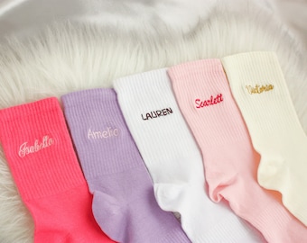 Calcetines de nombre de bordado personalizados, calcetines coloridos para mujer, calcetines de algodón de alta calidad, calcetines personalizados, calcetines de tripulación suaves, calcetines de cumpleaños