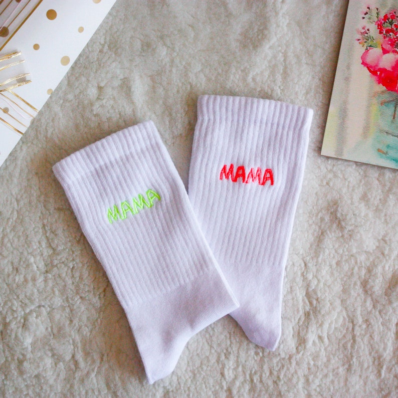 Calcetines personalizados para regalos del Día de la Madre, calcetines personalizados, calcetines de tripulación bordados, calcetines blancos para mujer, calcetines de vestir para hombre, calcetines con nombre personalizado imagen 1