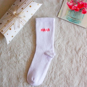 Calcetines personalizados para regalos del Día de la Madre, calcetines personalizados, calcetines de tripulación bordados, calcetines blancos para mujer, calcetines de vestir para hombre, calcetines con nombre personalizado imagen 4