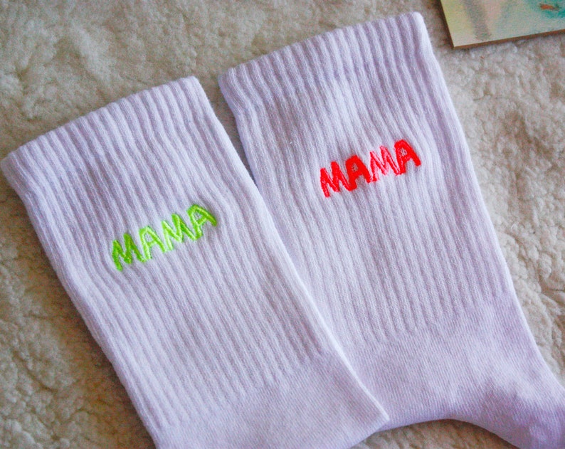 Calcetines personalizados para regalos del Día de la Madre, calcetines personalizados, calcetines de tripulación bordados, calcetines blancos para mujer, calcetines de vestir para hombre, calcetines con nombre personalizado imagen 2