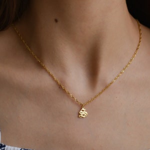 Collier initial avec calligraphie celtique, lettre en or, collier avec breloques majuscules, pendentif police médiéval victorien, chaîne remplie d'or, bijoux pour femmes