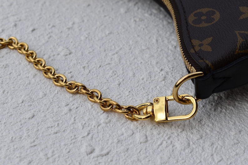 a close up of a chain on a purse
