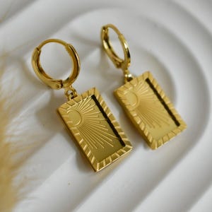 Ensemble de bijoux boucles d'oreilles soleil dorées · Collier pendentif rectangulaire · Cadeau vintage minimaliste fait main personnalisé avec motif tarot soleil