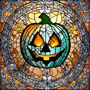 Può includere: Una finestra in vetro colorato che raffigura una zucca di Halloween con un ghigno pieno di denti. La zucca è circondata da una cornice decorativa con motivi floreali. I colori predominanti sono l'arancione, il giallo, il blu e il verde.