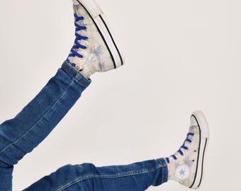 Cordones elásticos azul cobalto, sin nudos.