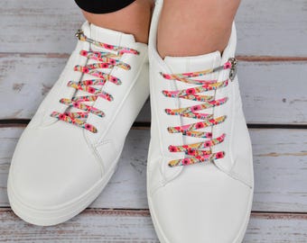 Cordones elásticos con flores rosas, sin nudos.