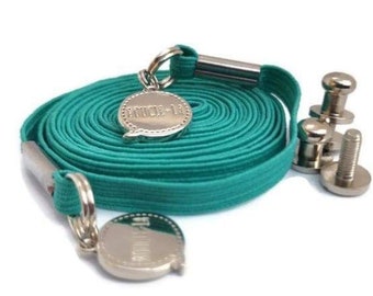 Cordones elásticos turquesa, sin nudos.