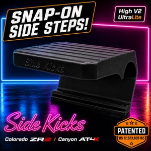 Peut inclure: Un marchepied latéral noir, texturé et rectangulaire, marqué Side Kicks. Le produit présente une surface supérieure rainurée et un support de montage incurvé. Le texte inclut SNAP-ON SIDE STEPS!, High V2 UltraLite et PATENTED US 12,623,605 B2.