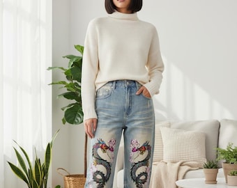 Vaqueros unisex de mezclilla con estampado de dragón colorido y bajo sin rematar, efecto desteñido por el sol.