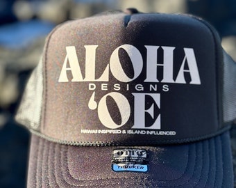 Aloha 'Oe Bold Split Logo Hawaii inspirado e influenciado por la isla: mujeres, surfista, sombrero de camionero, aloha, hawai, sombrero, océano, estilo de vida, wahine