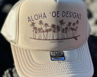 Aloha 'Oe diseña palmeras en una tabla de surf: mujeres, surfista, gorra de camionero, aloha, hawai, sombrero, océano, estilo de vida de surfista, wahine
