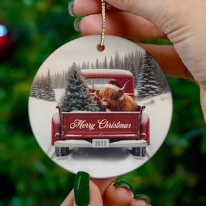 Gepersonaliseerde vintage rode vrachtwagen en ornament Highland Cow, aangepast koecadeau, familieornament Highland Cow, gepersonaliseerd familieornament,