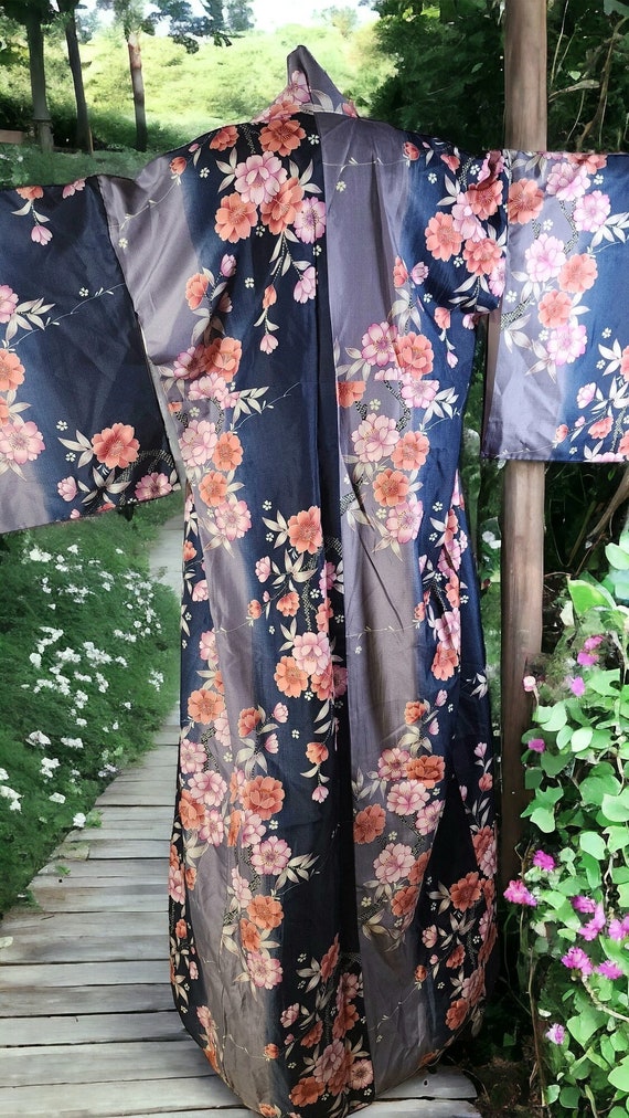Beautiful one of a kind Vintage Silk Kimono, Flowe