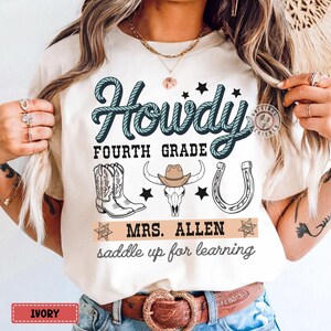 Komfortfarben * Howdy Vierte Klasse Benutzerdefinierter Name Western Zurück zu Schullehrer-Shirt, Grundschul-Gruppen-Shirts, Zurück zu Schule-T-Shirt