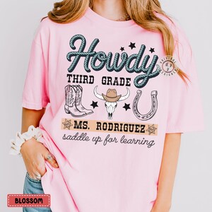 Komfortfarben * Howdy Dritte Klasse Benutzerdefinierter Name Western Zurück zu Schullehrer-Shirt, Grundschul-Gruppen-Shirts, Zurück zu Schule-T-Shirt