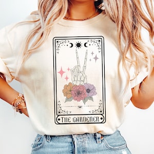 La chemise de carte de tarot de jardinier, tee-shirt de carte de tarot de jardinier squelette, chemise de carte de tarot squelette de jardinier, chemise de carte de tarot, chemise de jardinier floral