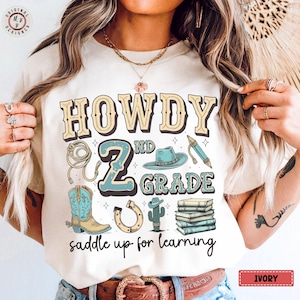 Komfortfarben * Howdy Zweite Klasse Western zurück zu Schullehrerhemd, Grundschullehrer-Gruppenhemd, Zurück zu Schulgruppenhemden