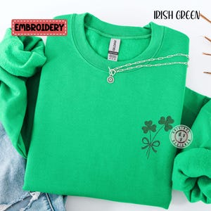 EMBROIDERY St. Patrick&#39;s Day Coquette Bow Clover Crewneck Sweatshirt, Shamrock Sweatshirt, Green Clover Gift, Lucky Clover Sweatshirt
