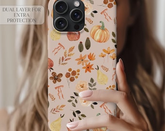 Könnte beinhalten: Beige Handyhülle mit herbstlichem Muster mit Kürbissen, Birnen, Blumen und Blättern in Orange-, Braun- und Gelbtönen. Der Text "DUAL LAYER FOR EXTRA PROTECTION" ist auf der Hülle zu sehen.