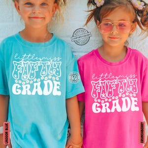 Camisa de algodón retro para niños de quinto grado, de Comfort Colors*, para el regreso a clases, para el primer día de clases, con estampado floral retro para estudiantes de quinto grado.