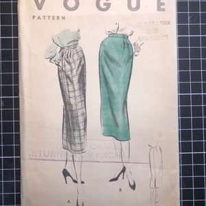 Peut inclure: Patron de couture vintage Vogue pour une jupe, numéro de modèle 8052-50c. Le patron montre deux femmes portant des jupes de styles différents, l'une à carreaux et l'autre unie verte. Le patron est étiqueté "26 taille 35 hanches".