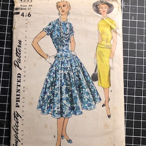 Puede incluir: Patrón de costura impreso Simplicity vintage, talla 16, con ilustraciones de dos vestidos. Uno es un estampado floral azul con un corpiño ajustado y una falda acampanada. El otro es un vestido tubo amarillo con cinturón.