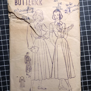 Puede incluir: Patrón de costura vintage para un vestido, Butterick número 4612, talla 18, busto 36. El patrón incluye instrucciones para un vestido con una falda que llega a la rodilla y un cuello con lazo.