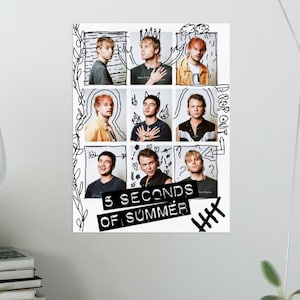 Puede incluir: Un póster en blanco y negro con un collage de fotos de cinco hombres. Las fotos están dispuestas en una cuadrícula y están rodeadas de garabatos en blanco y negro. El texto "5 SECONDS OF SUMMER" está impreso en negro en la parte inferior del póster.