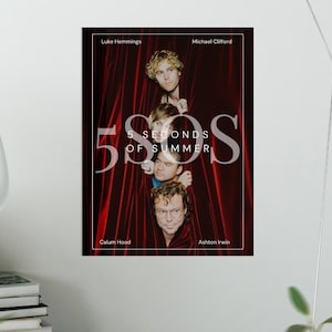 Puede incluir: Un póster con una banda llamada "5 Seconds of Summer". El póster tiene un fondo de cortina de terciopelo rojo con los miembros de la banda asomándose desde detrás de la cortina. Los miembros de la banda son Luke Hemmings, Michael Clifford, Calum Hood y Ashton Irwin.