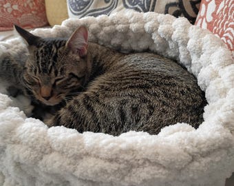 Chunky Knit Cat Bed – Cozy Cat Cave, Plush Yarn Pet Furniture