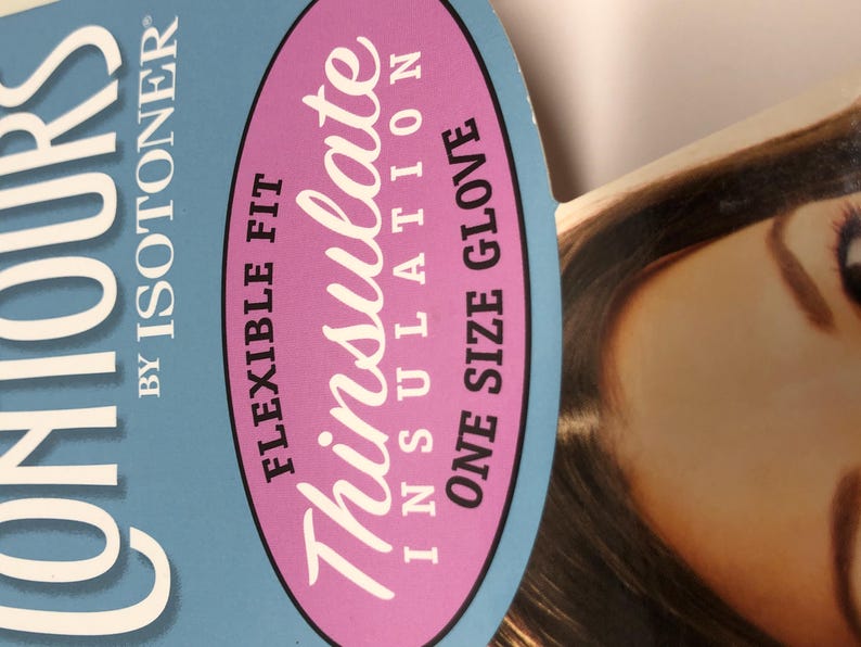 Op de afbeelding: Een close-up van een productlabel met de tekst "Flexible Fit Thinsulate Insulation One Size Glove" in wit en roze op een blauwe achtergrond. De merknaam "Contours by Isotoner" is ook zichtbaar.