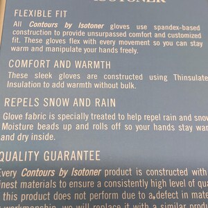 Op de afbeelding: Een blauwe productinformatiekaart voor Contours by Isotoner handschoenen. De kaart benadrukt kenmerken zoals flexibele pasvorm, comfort, warmte en de mogelijkheid om sneeuw en regen af te stoten. Het bevat ook een kwaliteitsgarantie.