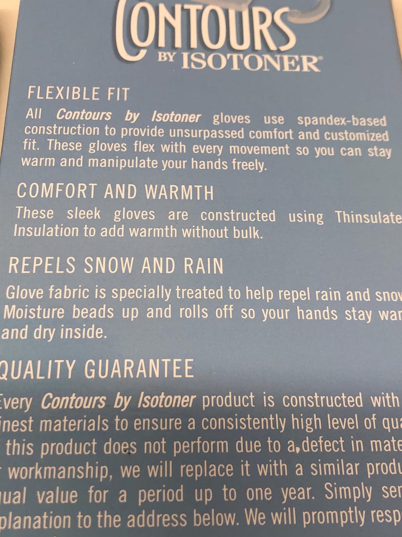 Op de afbeelding: Een blauwe productinformatiekaart voor Contours by Isotoner handschoenen. De kaart benadrukt kenmerken zoals flexibele pasvorm, comfort, warmte en de mogelijkheid om sneeuw en regen af te stoten. Het bevat ook een kwaliteitsgarantie.
