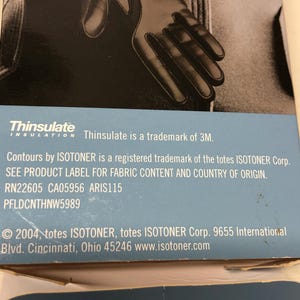 Op de afbeelding: Zwarte handschoenen met een Thinsulate isolatielabel. De handschoenen worden in close-up getoond, waarbij de vingers van de handschoen duidelijk zichtbaar zijn. Het Thinsulate-logo en merkinformatie zijn ook zichtbaar.