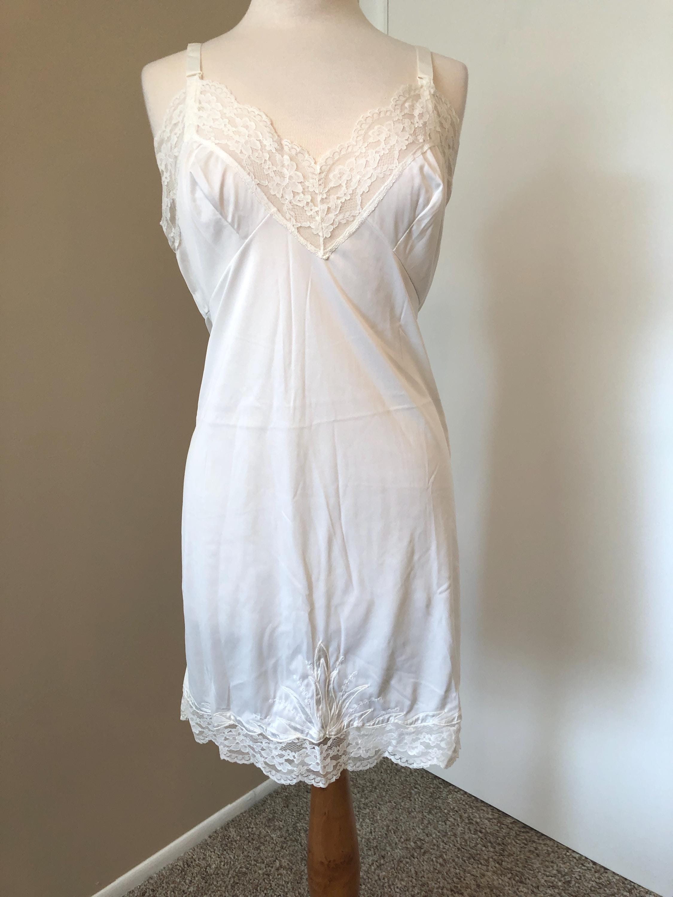 【2000archives x BIBI】81 SPORTY SLIP DRESS (WHITE) 81 SPORTY SLIP DRESS (WHITE) - 2000 Archives