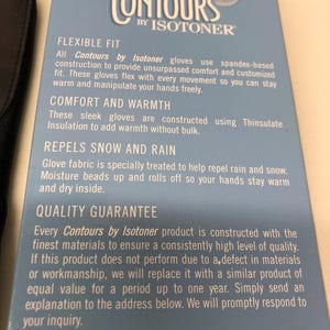 Op de afbeelding: Een blauw en wit productlabel voor Contours by Isotoner handschoenen. Het label bevat tekst die de flexibele pasvorm, het comfort, de warmte en het vermogen van de handschoenen om sneeuw en regen af te stoten beschrijft. Een kwaliteitsgarantie is ook inbegrepen.