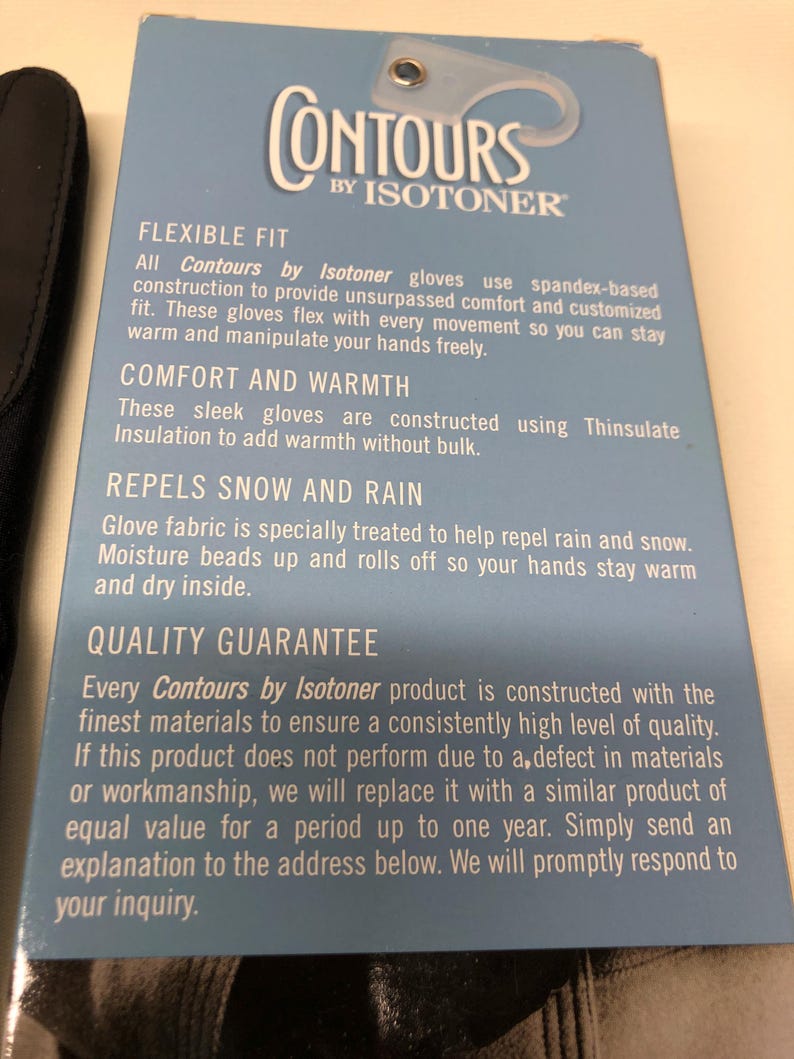 Op de afbeelding: Een blauw en wit productlabel voor Contours by Isotoner handschoenen. Het label bevat tekst die de flexibele pasvorm, het comfort, de warmte en het vermogen van de handschoenen om sneeuw en regen af te stoten beschrijft. Een kwaliteitsgarantie is ook inbegrepen.