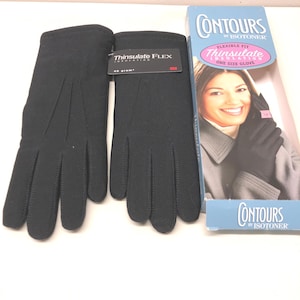 Op de afbeelding: Zwarte handschoenen met flexibele pasvorm, Thinsulate-isolatie en een rating van 40 gram. De handschoenen worden getoond naast een doos met de tekst "Contours by Isotoner" en "One Size Glove".