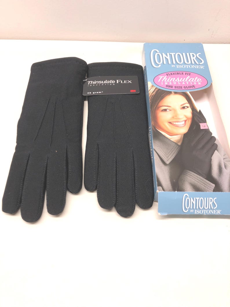 Op de afbeelding: Zwarte handschoenen met flexibele pasvorm, Thinsulate-isolatie en een rating van 40 gram. De handschoenen worden getoond naast een doos met de tekst "Contours by Isotoner" en "One Size Glove".