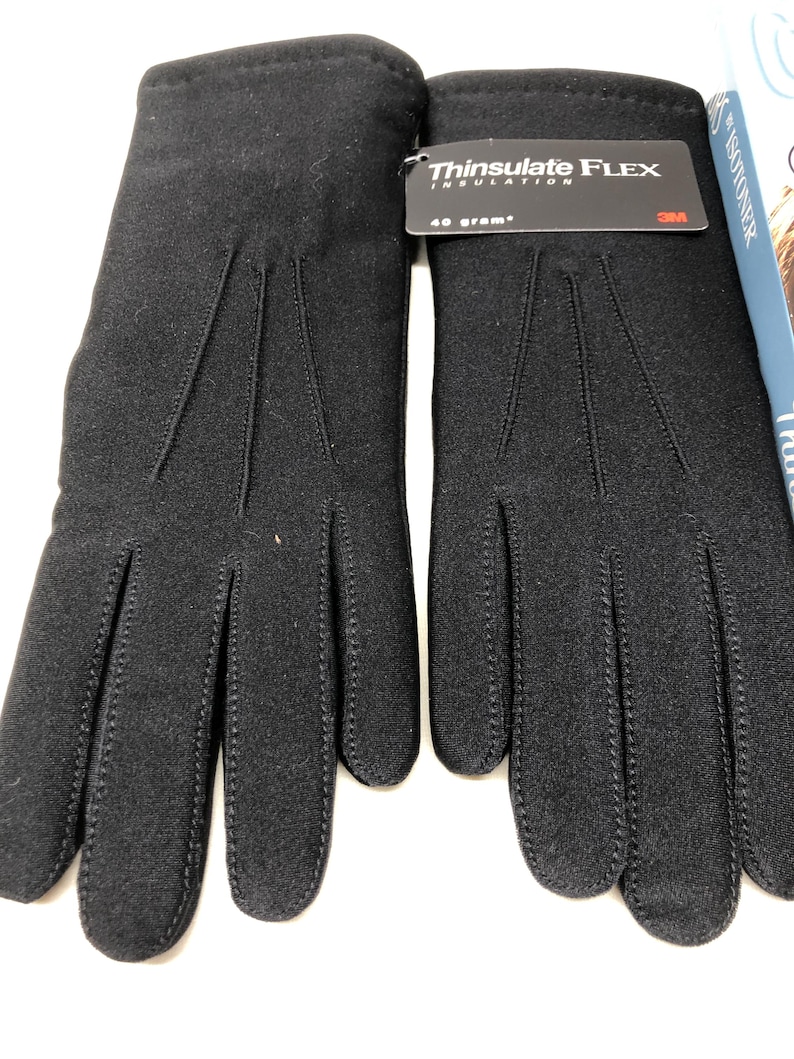 Op de afbeelding: Een paar zwarte handschoenen met een Thinsulate Flex Insulation-label. De handschoenen zijn gemaakt van een zacht materiaal en hebben gestikte details op de achterkant van de hand en vingers. Het label geeft 40 gram isolatie aan.