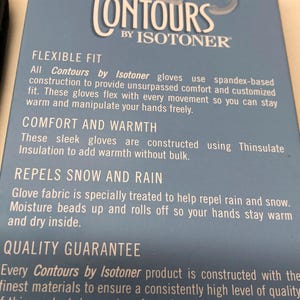 Op de afbeelding: Een blauw productlabel voor Contours by Isotoner handschoenen. Het label bevat witte tekst die de flexibele pasvorm, het comfort, de warmte en het vermogen van de handschoenen om sneeuw en regen af te stoten beschrijft. Het label bevat ook een kwaliteitsgarantie.