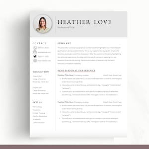 Puede incluir: Una plantilla de curr&iacute;culum con fondo gris y acentos rosados. El curr&iacute;culum incluye secciones para informaci&oacute;n de contacto, resumen, educaci&oacute;n, experiencia profesional y habilidades. El curr&iacute;culum es para Heather Love.